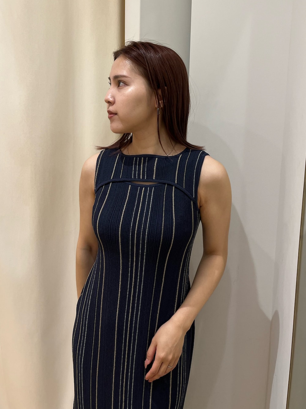 ブルー系のワンピース、ホワイト系のシャツ/ブラウス、ホワイト系のサンダルを着用したレディースの春コーディネートの7枚目の写真