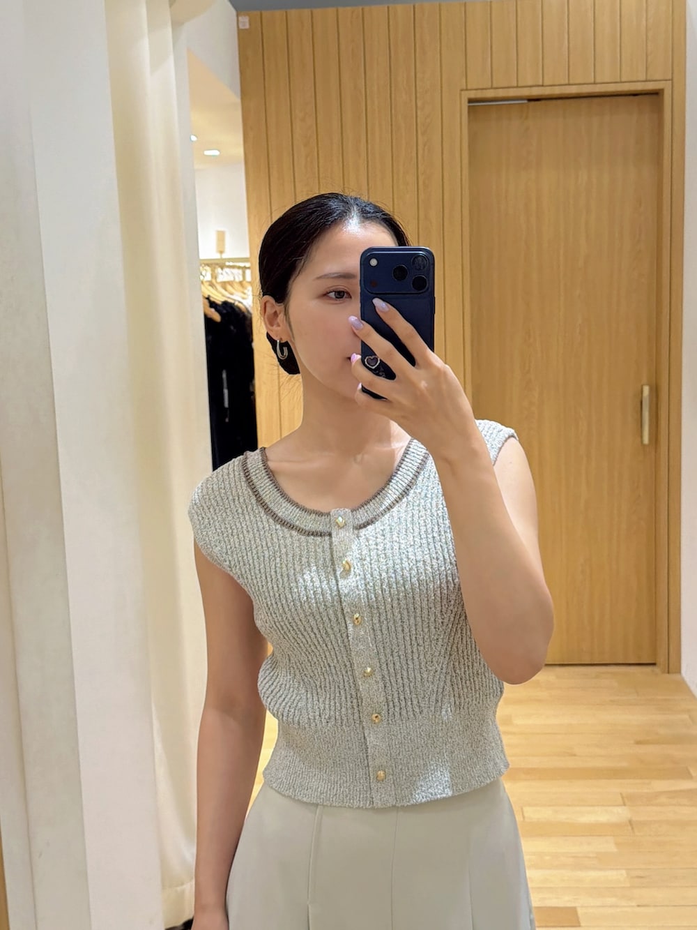 ホワイト系のその他パンツ、ベージュ系のニット/セーター、ブラック系のハンドバッグを着用したレディースの夏コーディネートの6枚目の写真
