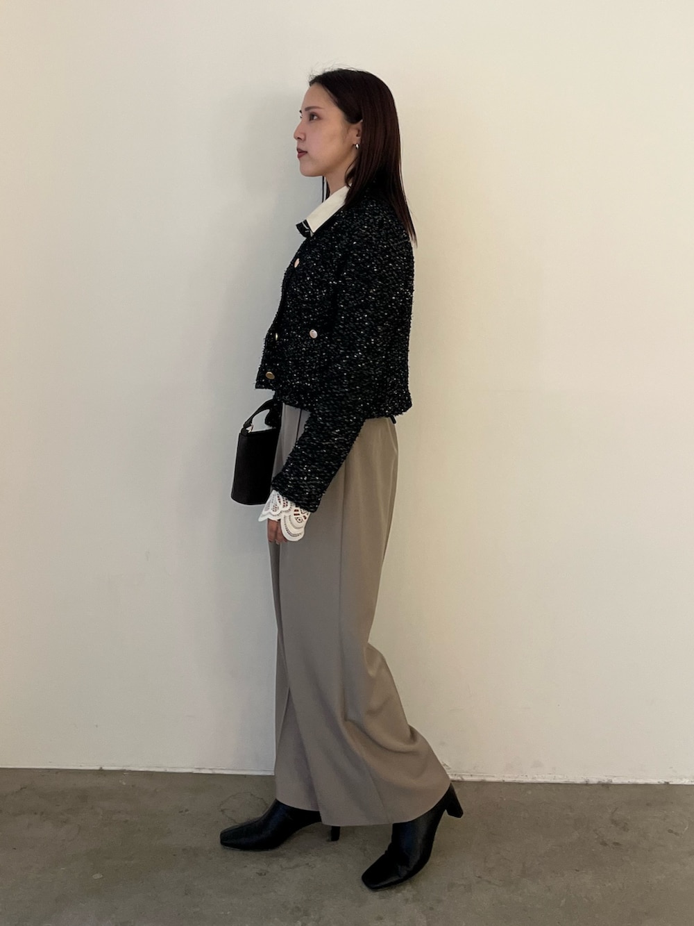 ブラウン系のハンドバッグ、ベージュ系のその他パンツ、ホワイト系のシャツ/ブラウスを着用したレディースの冬コーディネートの2枚目の写真