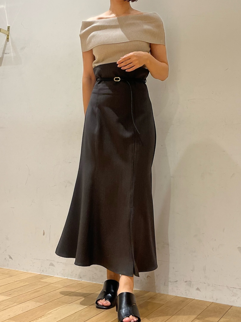 ベージュ系のニット/セーター、ブラック系のサンダル、グレー系のスカートを着用したレディースの夏コーディネートの3枚目の写真