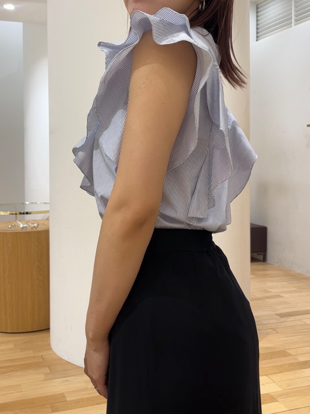 その他のシャツ/ブラウス、ブラック系のスニーカー、ブラック系のスカートを着用したレディースの春コーディネートの5枚目の写真