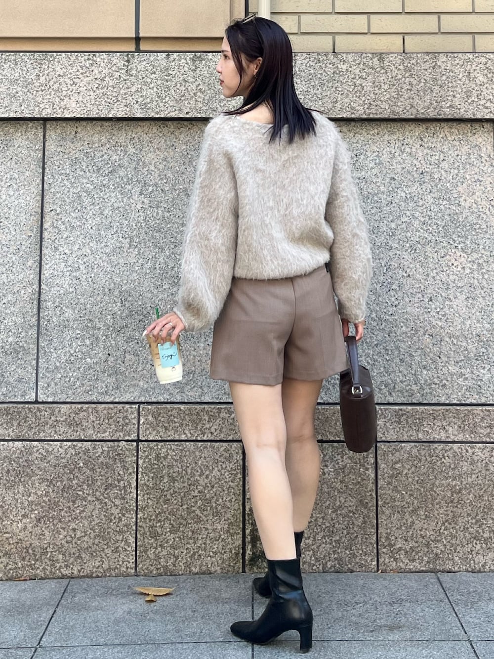 ブラウン系のその他パンツ、ブラウン系のハンドバッグ、ブラック系のブーツを着用したレディースの秋コーディネートの3枚目の写真