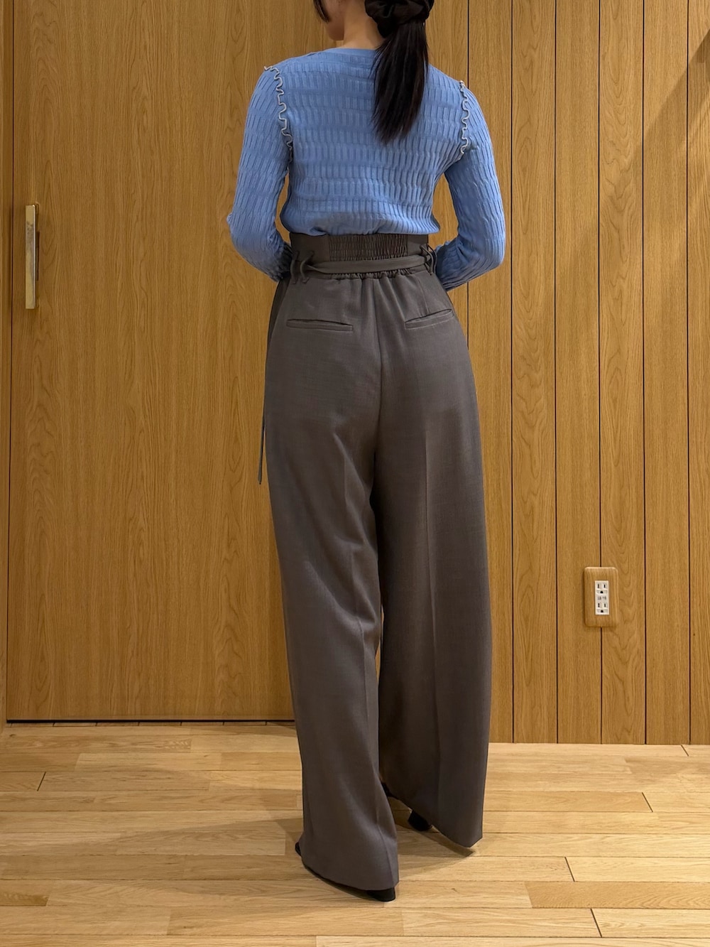 グレー系のその他パンツ、ブルー系のニット/セーター、ブラック系のサンダルを着用したレディースの春コーディネートの3枚目の写真