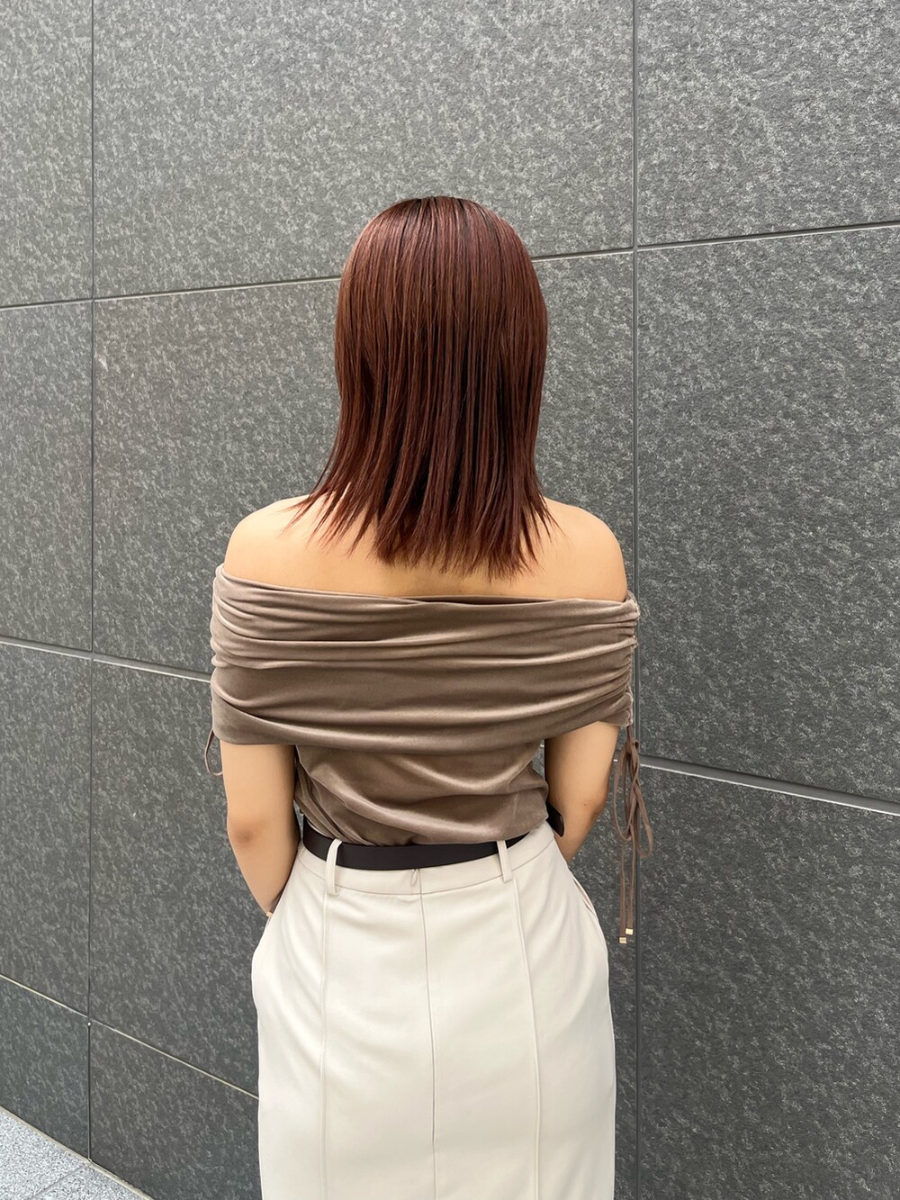 ベージュ系のパンプス、ブラウン系のボストンバッグ、ブラウン系のTシャツ/カットソーを着用したレディースの夏コーディネートの6枚目の写真