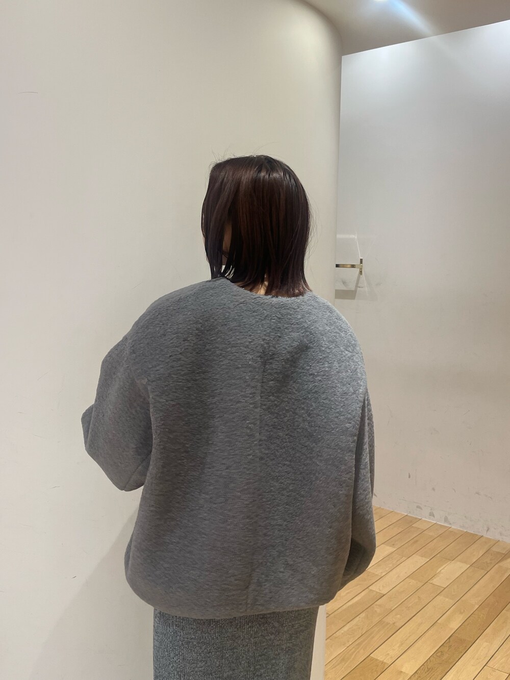 ブルー系のワンピース、グレー系のブルゾンを着用したレディースの冬コーディネートの6枚目の写真