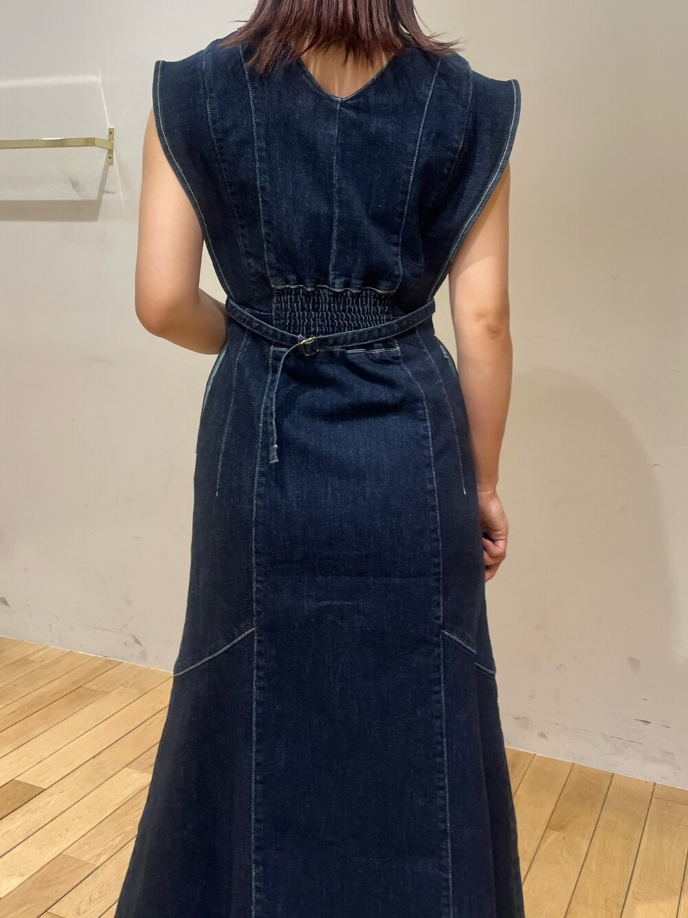 ブラック系のサンダル、ブラック系のワンピースを着用したレディースの夏コーディネートの6枚目の写真