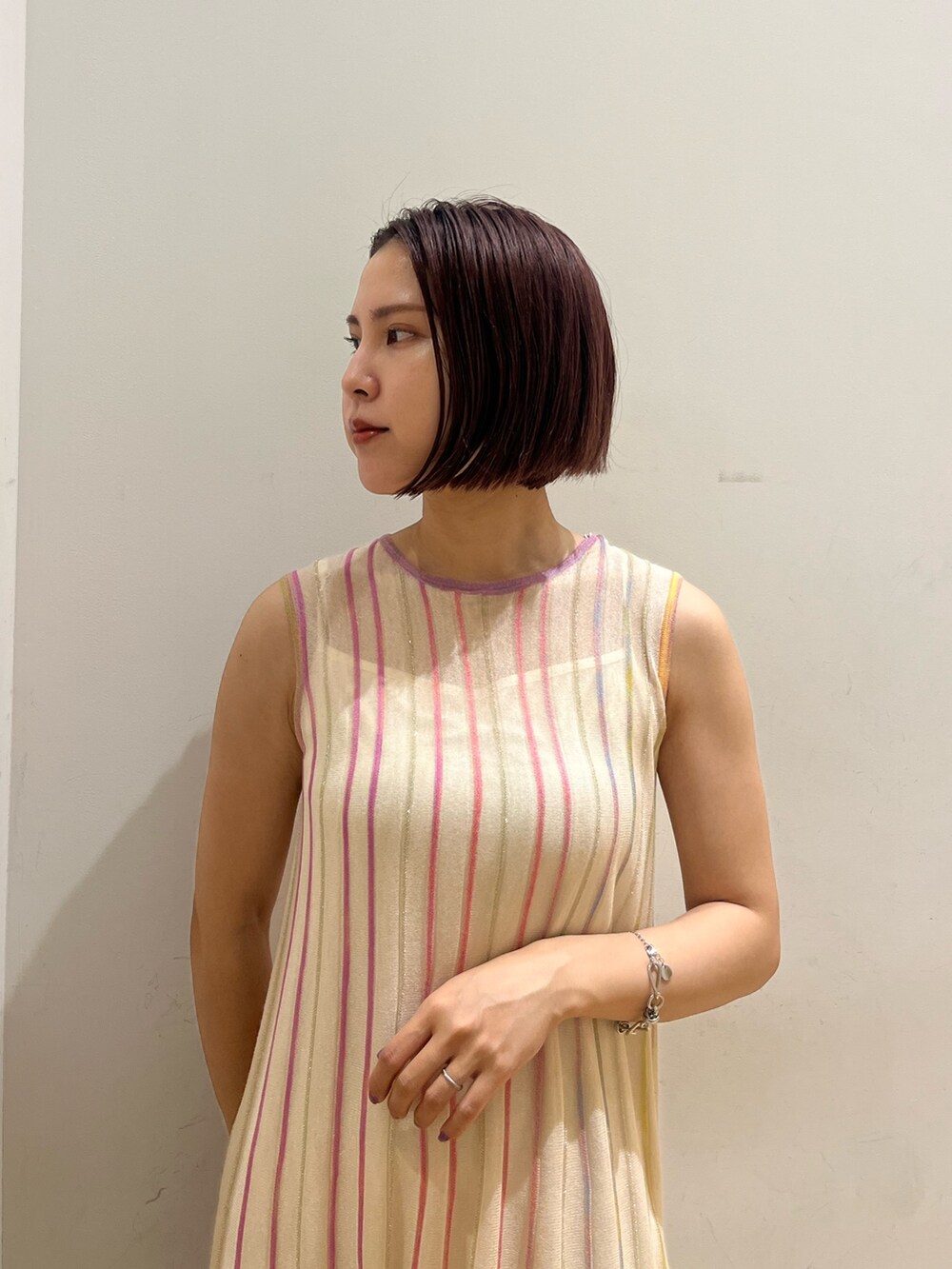 ホワイト系のワンピースを着用したレディースの夏コーディネートの5枚目の写真