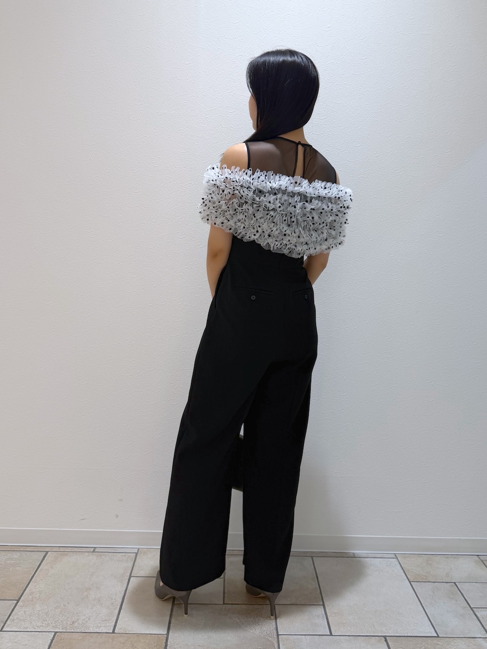 その他のパンツドレス、シルバー系のクラッチバッグ、シルバー系のパンプスを着用したレディースの秋コーディネートの3枚目の写真