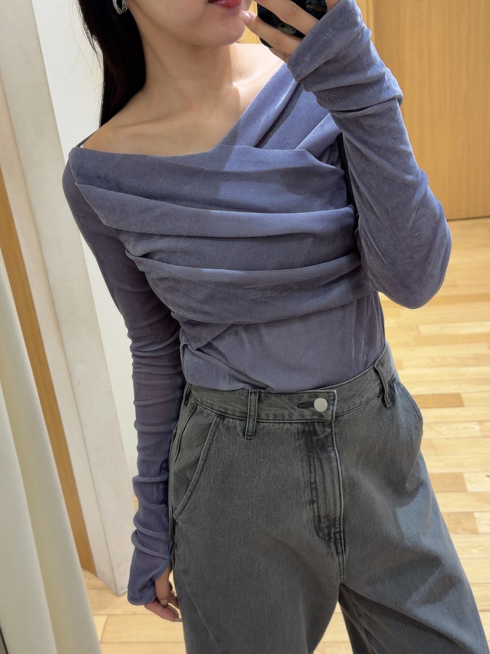 グレー系のデニムパンツ、ブルー系のTシャツ/カットソー、ブラック系のブルゾンを着用したレディースの秋コーディネートの7枚目の写真