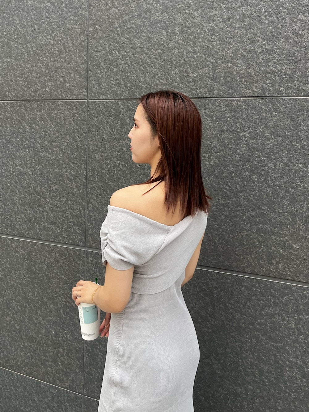 ブラウン系のパンプス、グレー系のワンピースを着用したレディースの夏コーディネートの5枚目の写真