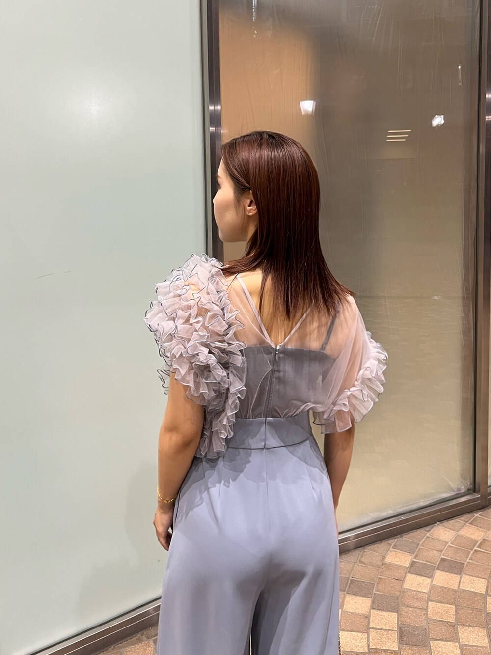 ブルー系のパンツドレス、その他のクラッチバッグ、その他のパンプスを着用したレディースの夏コーディネートの6枚目の写真