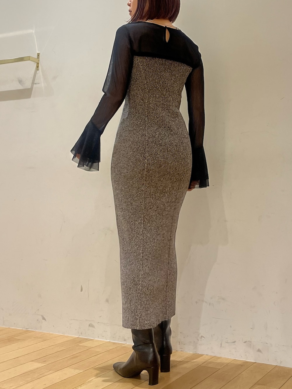 ブラック系のブーツ、ブラック系のTシャツ/カットソー、その他のワンピースを着用したレディースの秋コーディネートの2枚目の写真