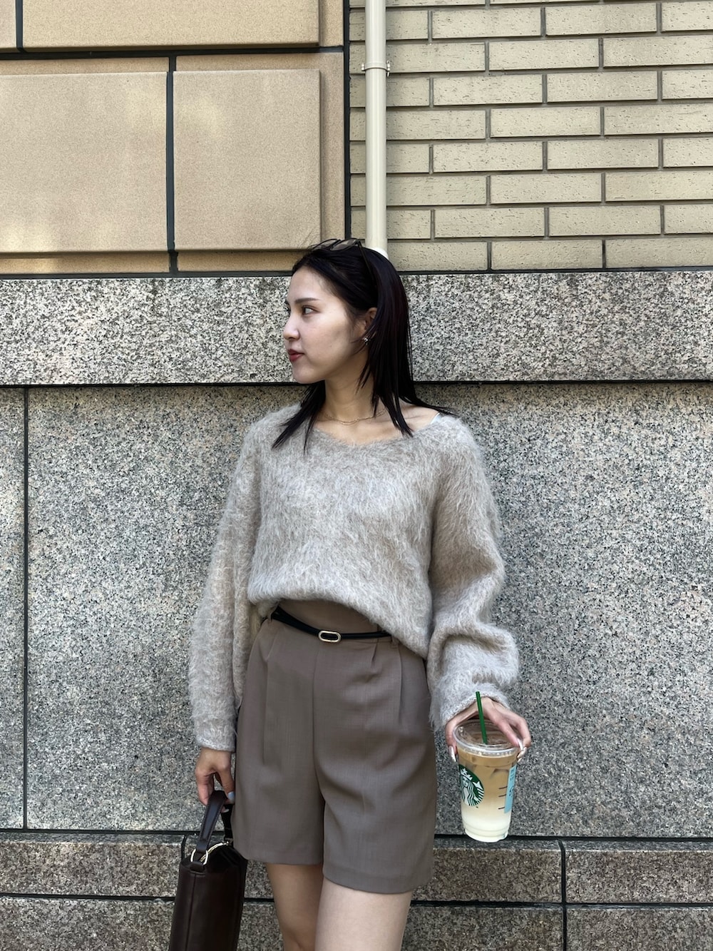 ブラウン系のその他パンツ、ブラウン系のハンドバッグ、ブラック系のブーツを着用したレディースの秋コーディネートの4枚目の写真