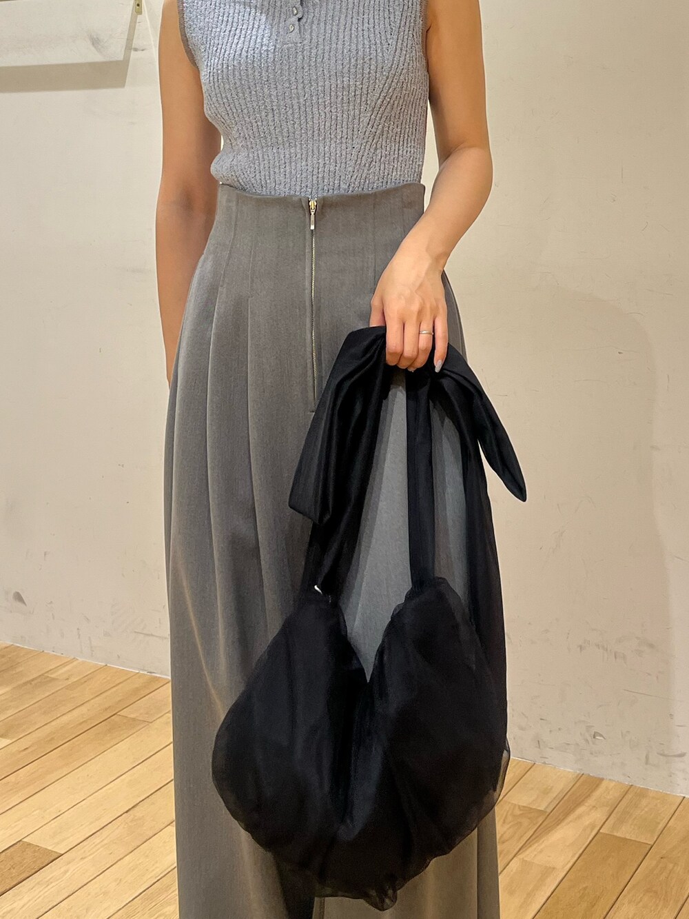 ブルー系のニット/セーター、グレー系のその他パンツ、ブラック系のサンダルを着用したレディースの夏コーディネートの7枚目の写真