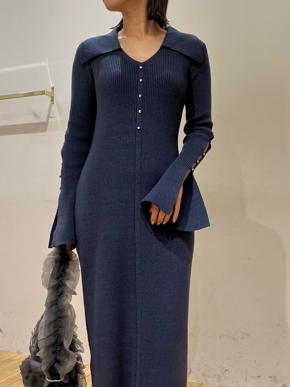 ブルー系のワンピース、グレー系のハンドバッグを着用したレディースの冬コーディネートの4枚目の写真