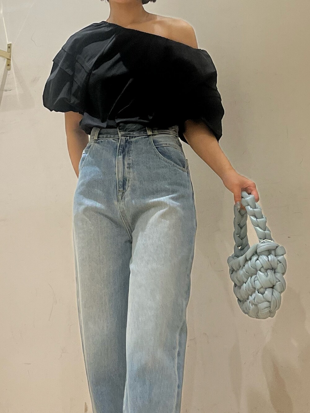 ブルー系のデニムパンツ、ブラック系のシャツ/ブラウス、ブラック系のサンダルを着用したレディースの夏コーディネートの5枚目の写真