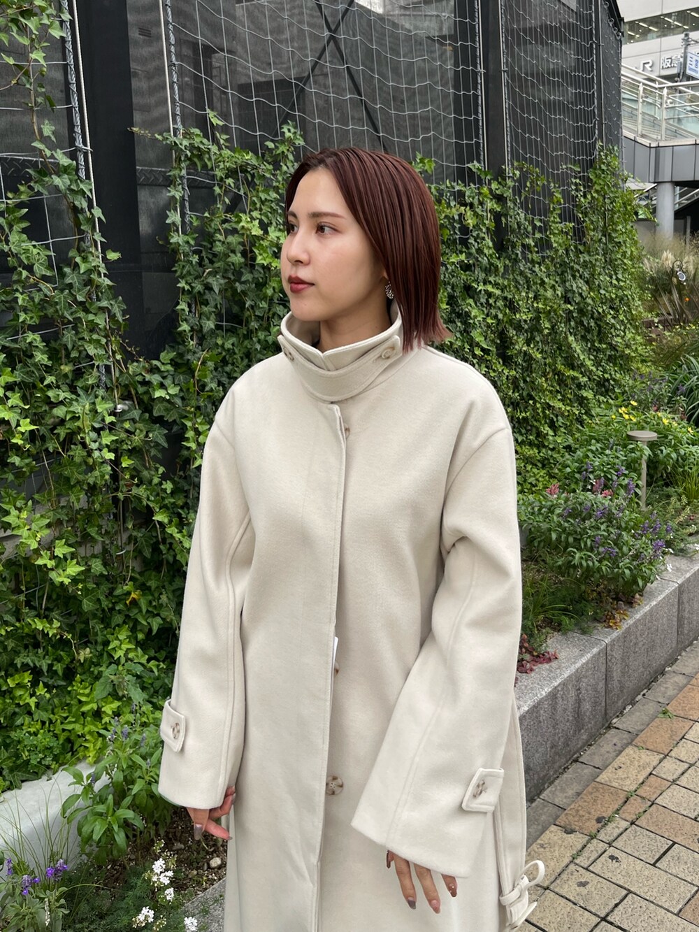 グレー系のワンピース、グレー系のステンカラーコートを着用したレディースの秋コーディネートの6枚目の写真