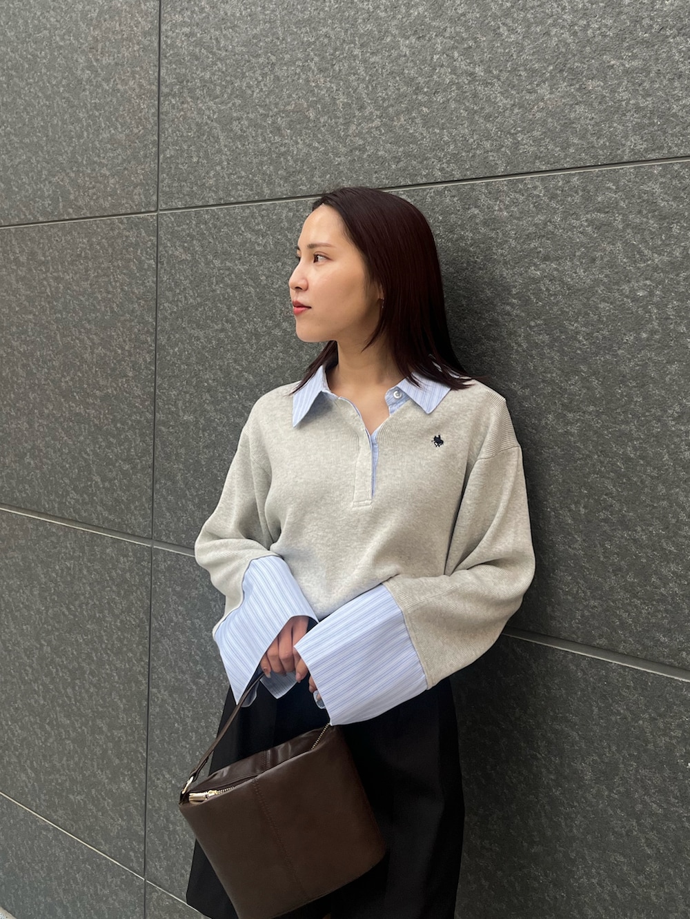 ブラック系のその他パンツ、ブラウン系のハンドバッグ、ブラウン系のブーツを着用したレディースの秋コーディネートの5枚目の写真