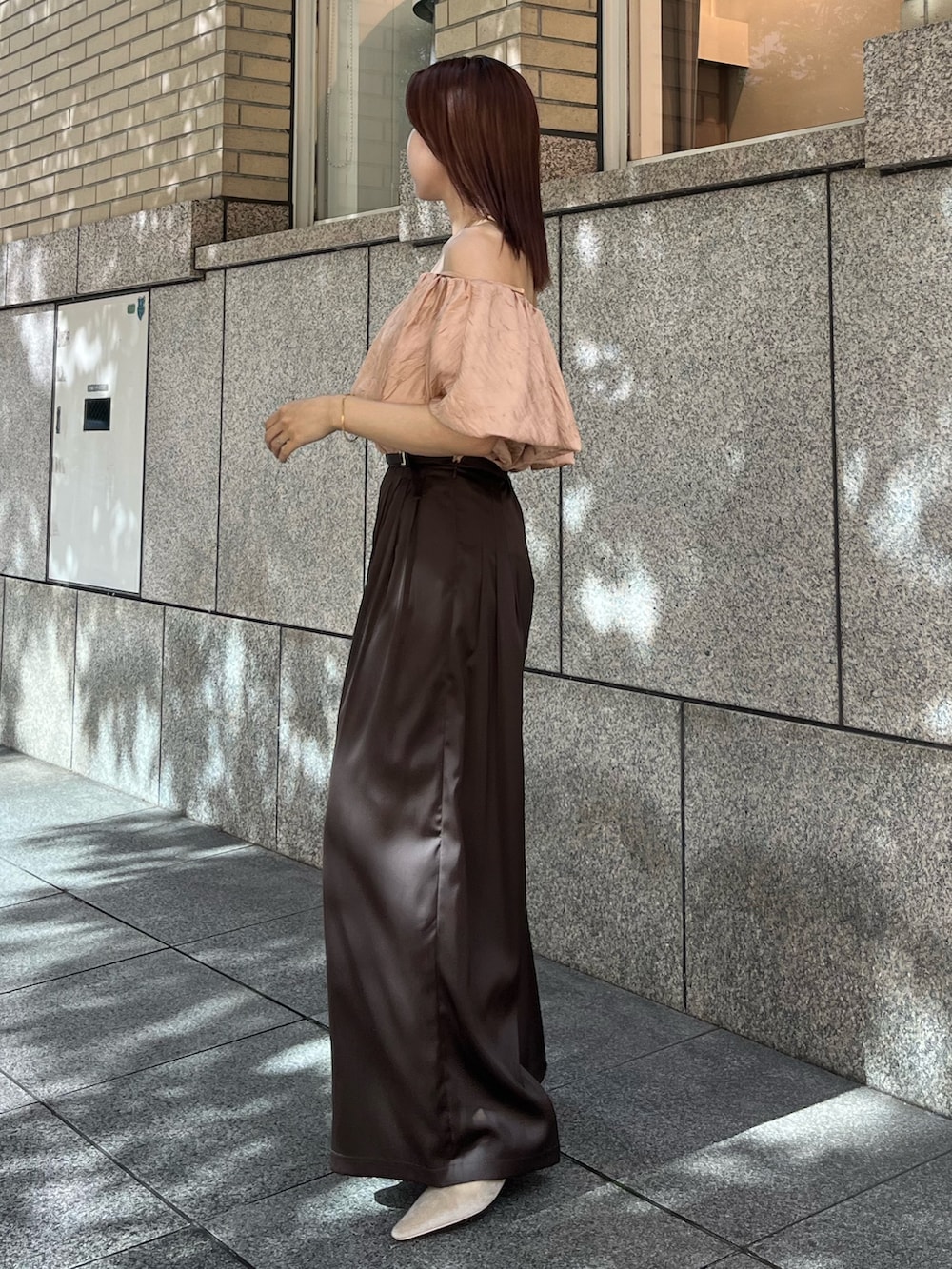 ブラウン系のその他パンツ、ブラウン系のボストンバッグ、ベージュ系のパンプスを着用したレディースの夏コーディネートの2枚目の写真