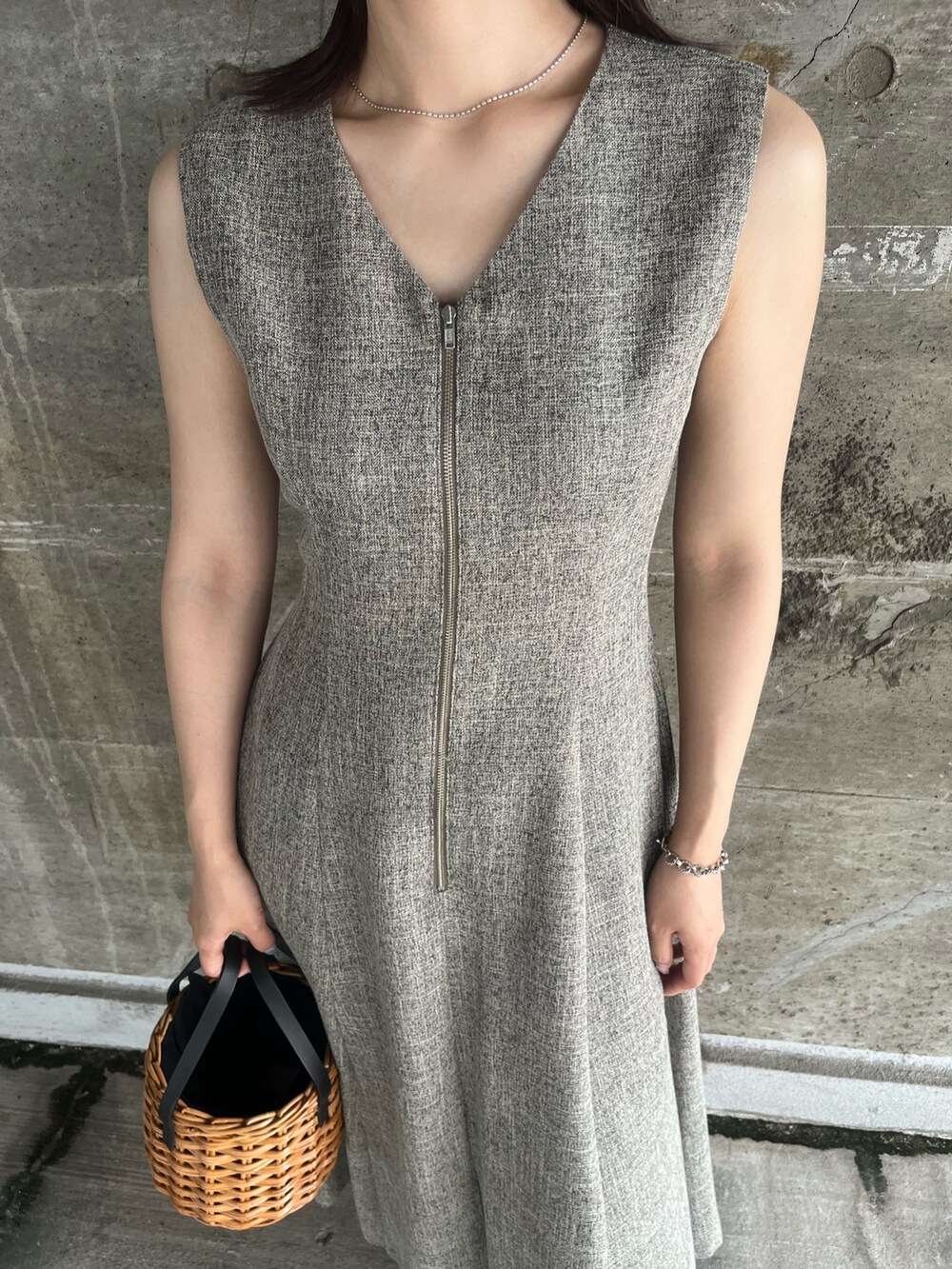 ブラウン系のワンピース、ブラウン系のハンドバッグ、ブラック系のサンダルを着用したレディースの夏コーディネートの7枚目の写真