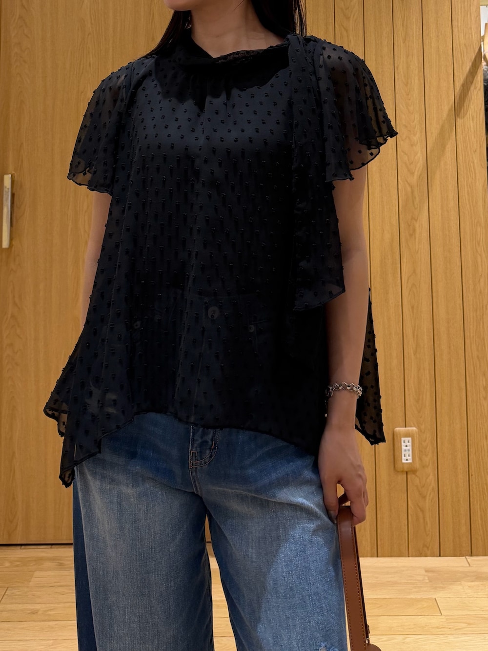 ブルー系のデニムパンツ、ブラウン系のサンダル、ブラウン系のハンドバッグを着用したレディースの春コーディネートの4枚目の写真