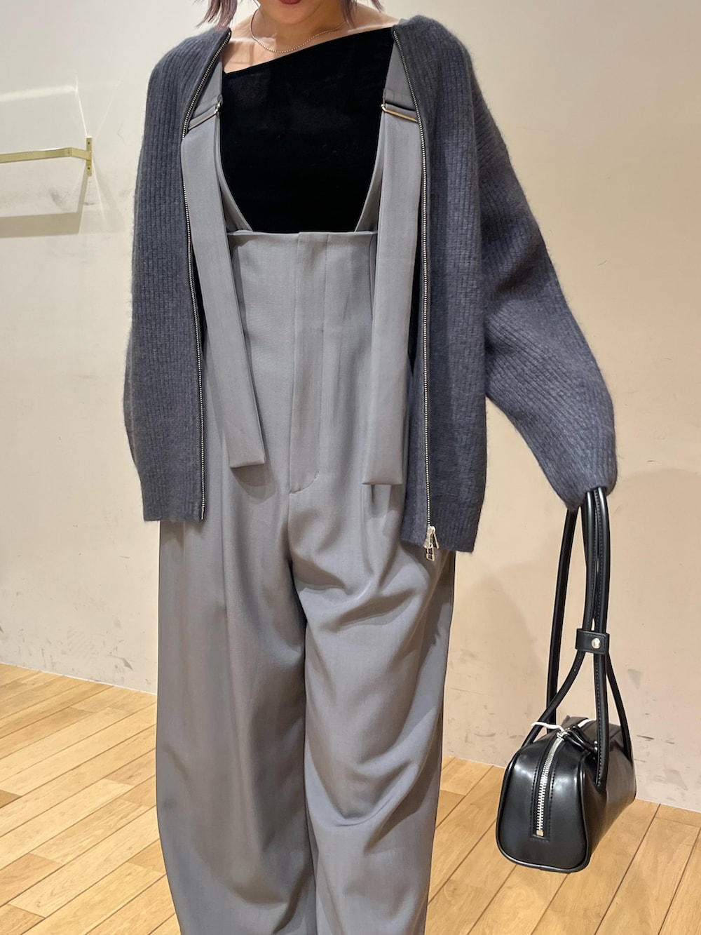 グレー系のその他パンツ、ブラック系のショルダーバッグ、ブラック系のTシャツ/カットソーを着用したレディースの秋コーディネートの3枚目の写真