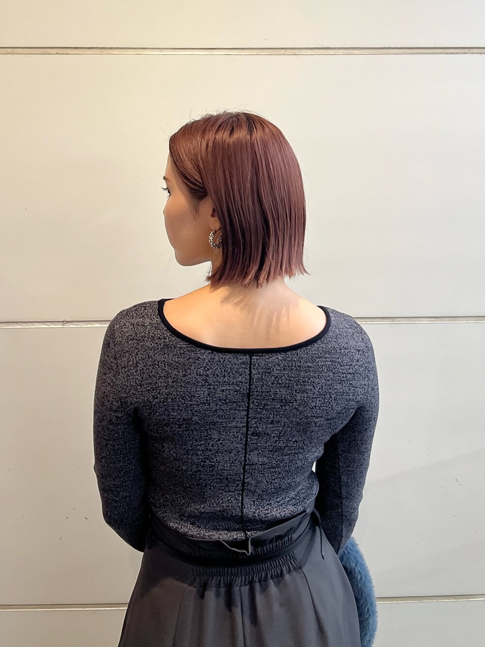 グレー系のその他パンツ、ブラック系のニット/セーターを着用したレディースの秋コーディネートの5枚目の写真