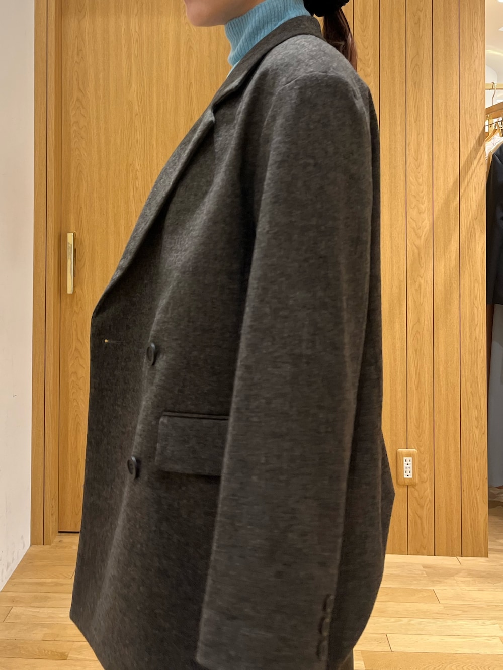 ブルー系のニット/セーター、ブラウン系のテーラードジャケット、ブラウン系のその他パンツを着用したレディースの秋コーディネートの6枚目の写真