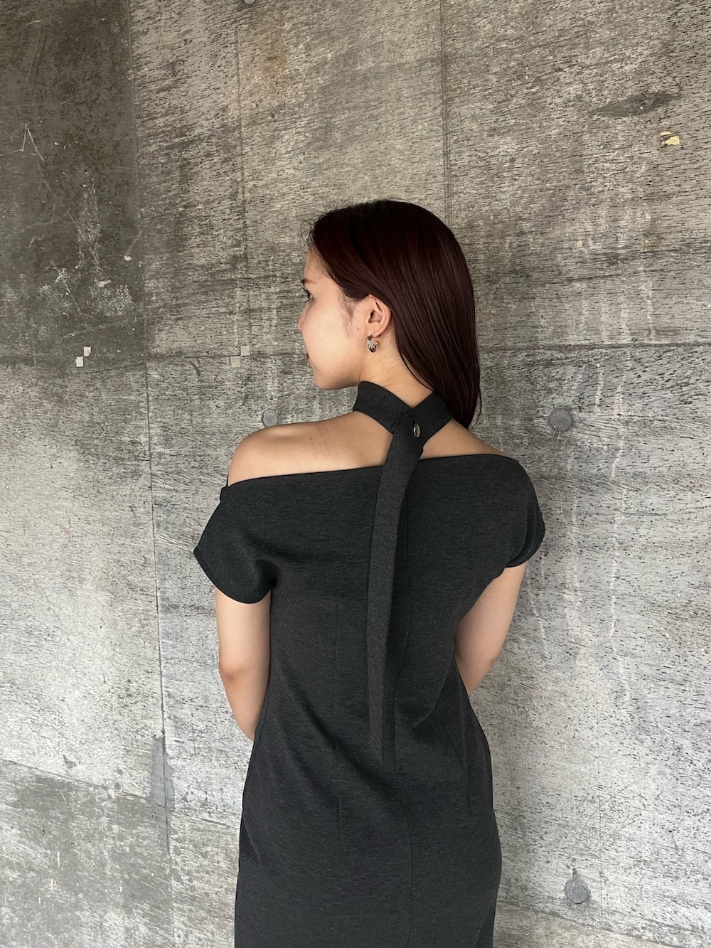 グレー系のワンピース、ブラウン系のハンドバッグ、ブラック系のサンダルを着用したレディースの夏コーディネートの6枚目の写真