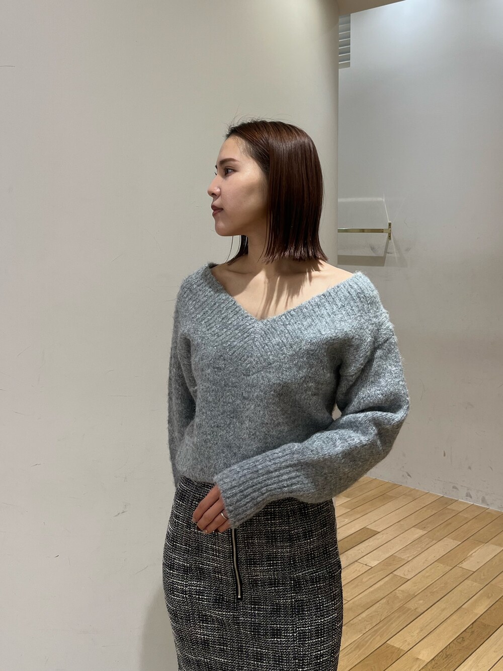 グレー系のニット/セーター、ブラック系のスカートを着用したレディースの冬コーディネートの5枚目の写真