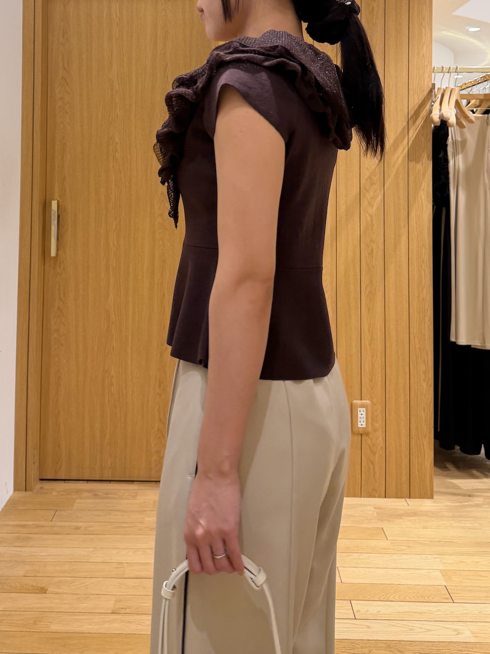 ブラック系のパンプス、ホワイト系のハンドバッグ、ベージュ系のその他パンツを着用したレディースの春コーディネートの5枚目の写真