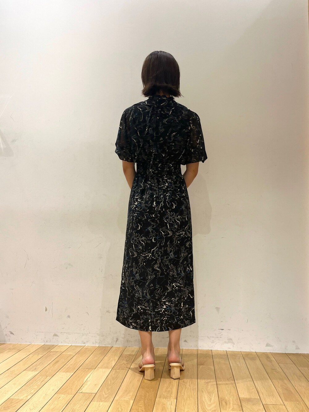 ブラック系のワンピース、その他のサンダル、ホワイト系のショルダーバッグを着用したレディースの夏コーディネートの4枚目の写真