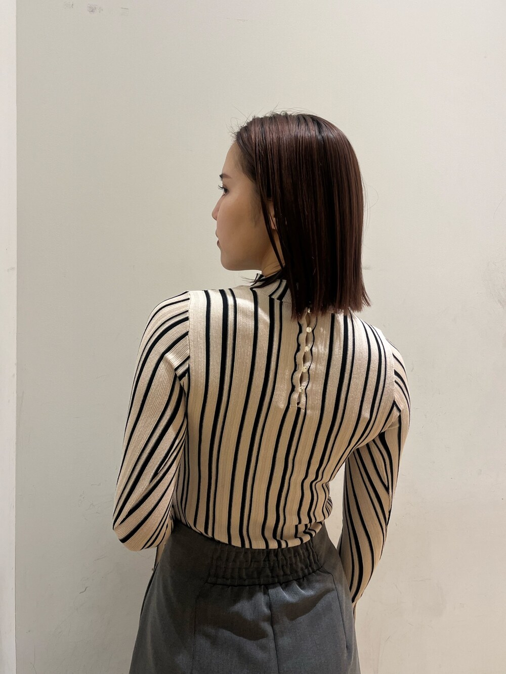 グレー系のその他パンツ、その他のニット/セーター、ブラック系のブーツを着用したレディースの冬コーディネートの5枚目の写真