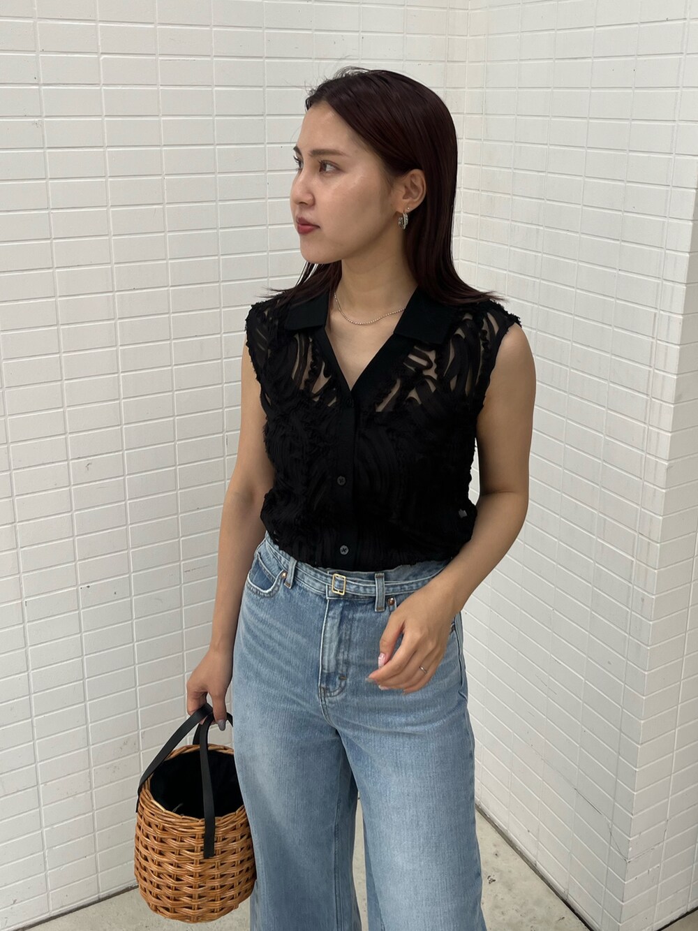 ブラウン系のハンドバッグ、ブラック系のサンダル、ブラック系のシャツ/ブラウスを着用したレディースの夏コーディネートの6枚目の写真