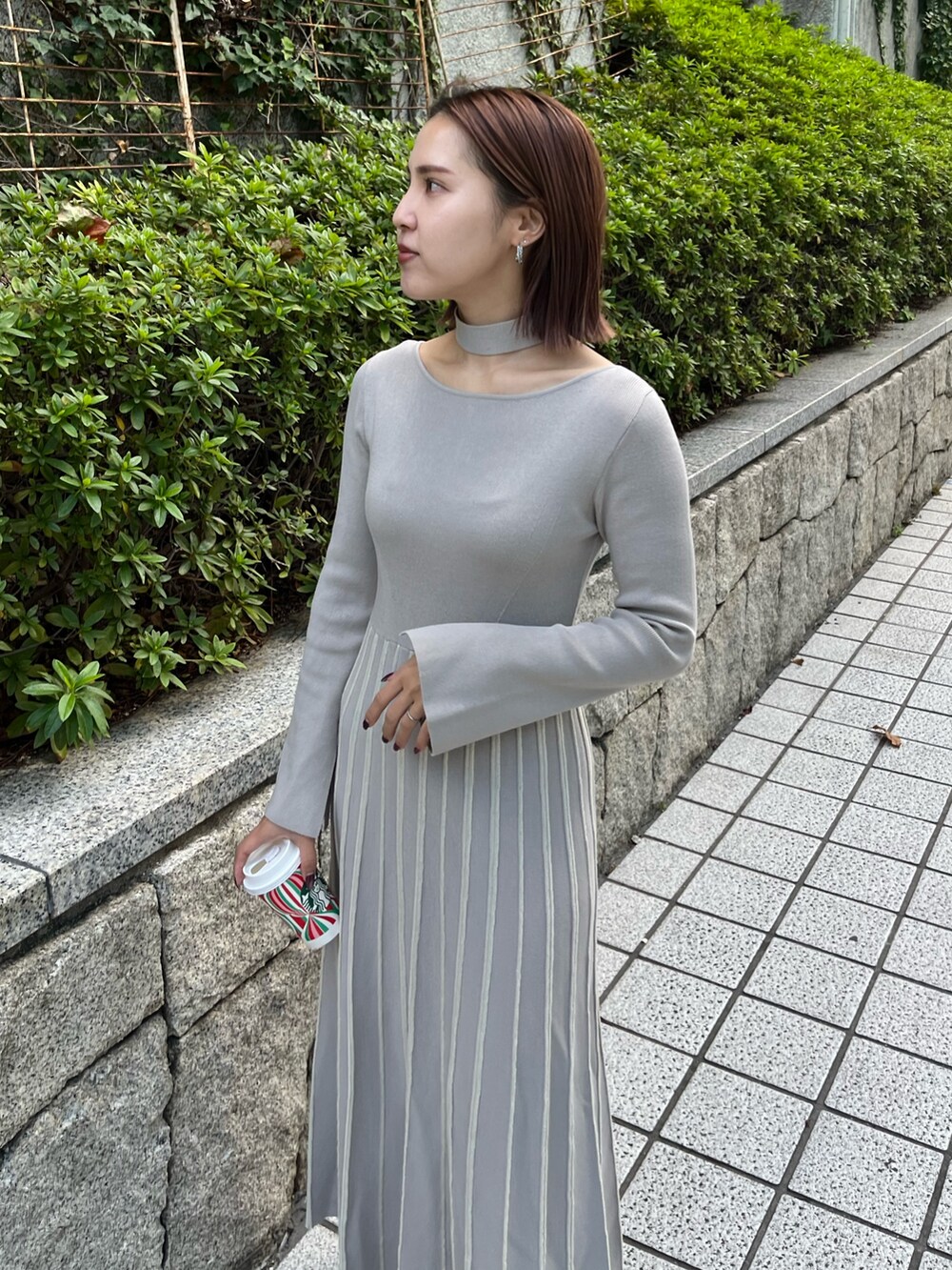 グレー系のワンピースを着用したレディースの秋コーディネートの4枚目の写真