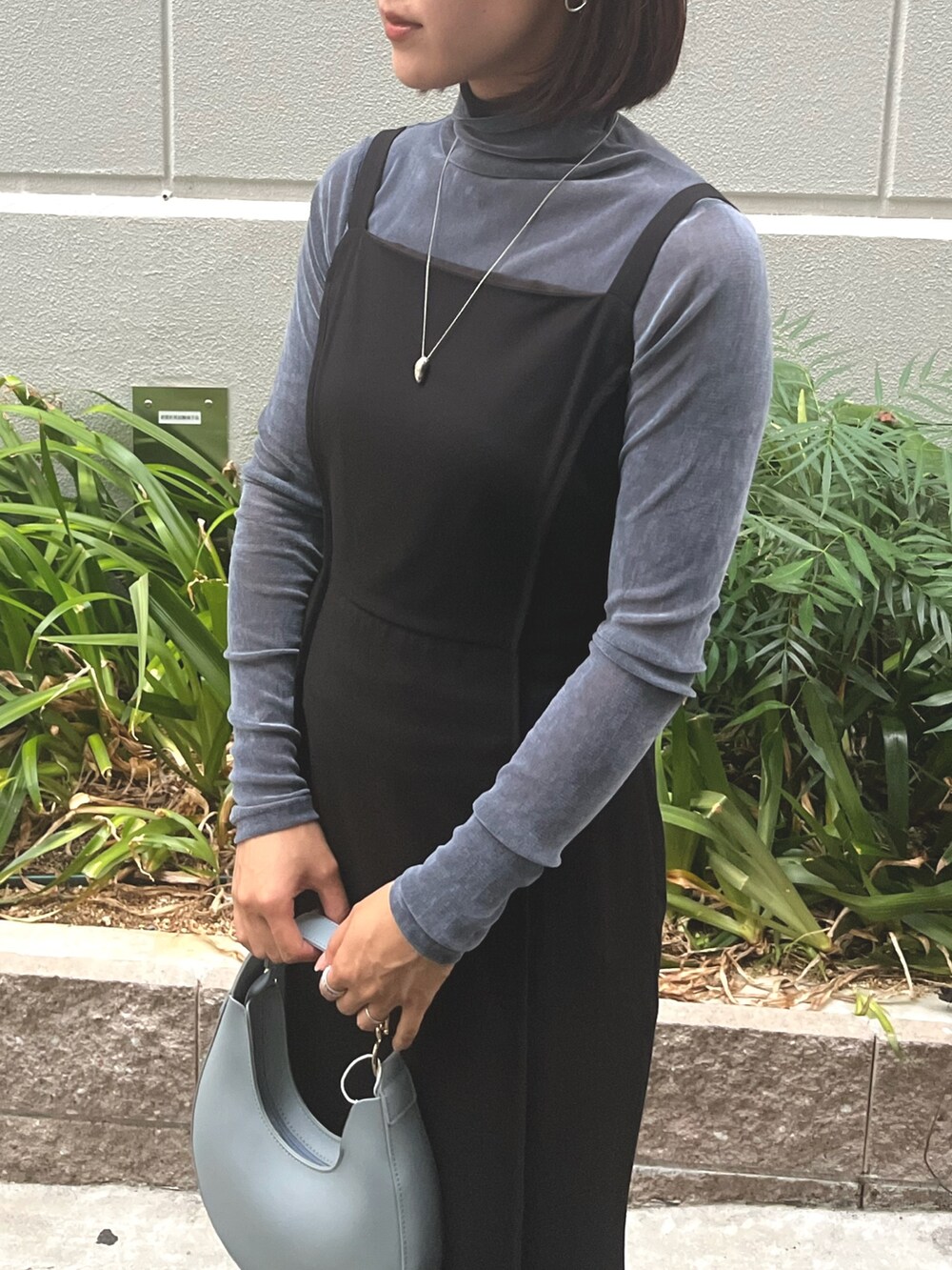 ブルー系のハンドバッグ、ブラック系のワンピース、ブルー系のTシャツ/カットソーを着用したレディースの秋コーディネートの8枚目の写真