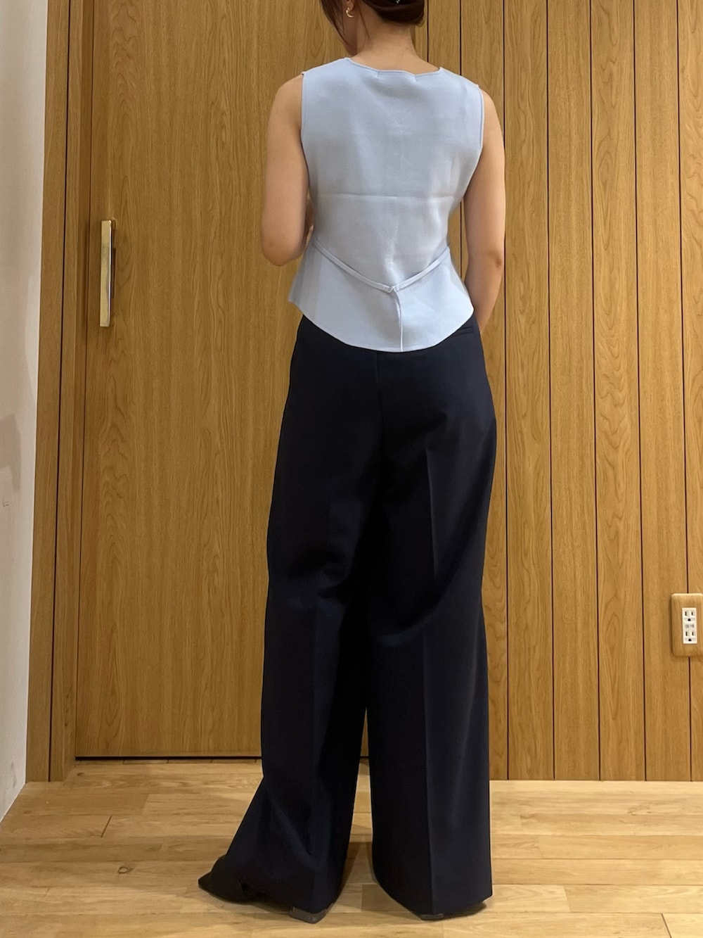 ブラック系のサンダル、ブルー系のその他パンツ、ブルー系のニット/セーターを着用したレディースの夏コーディネートの3枚目の写真