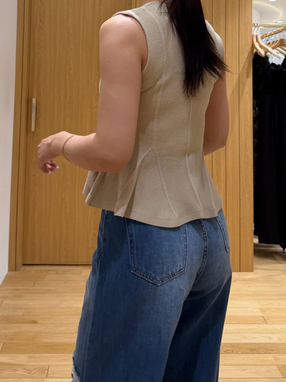 ブルー系のデニムパンツ、ベージュ系のニット/セーター、ブラウン系のサンダルを着用したレディースの夏コーディネートの5枚目の写真