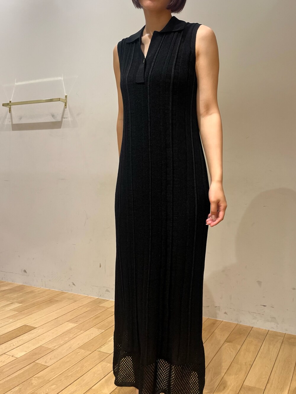 その他のサンダル、ブラック系のショルダーバッグ、ブラック系のワンピースを着用したレディースの夏コーディネートの4枚目の写真