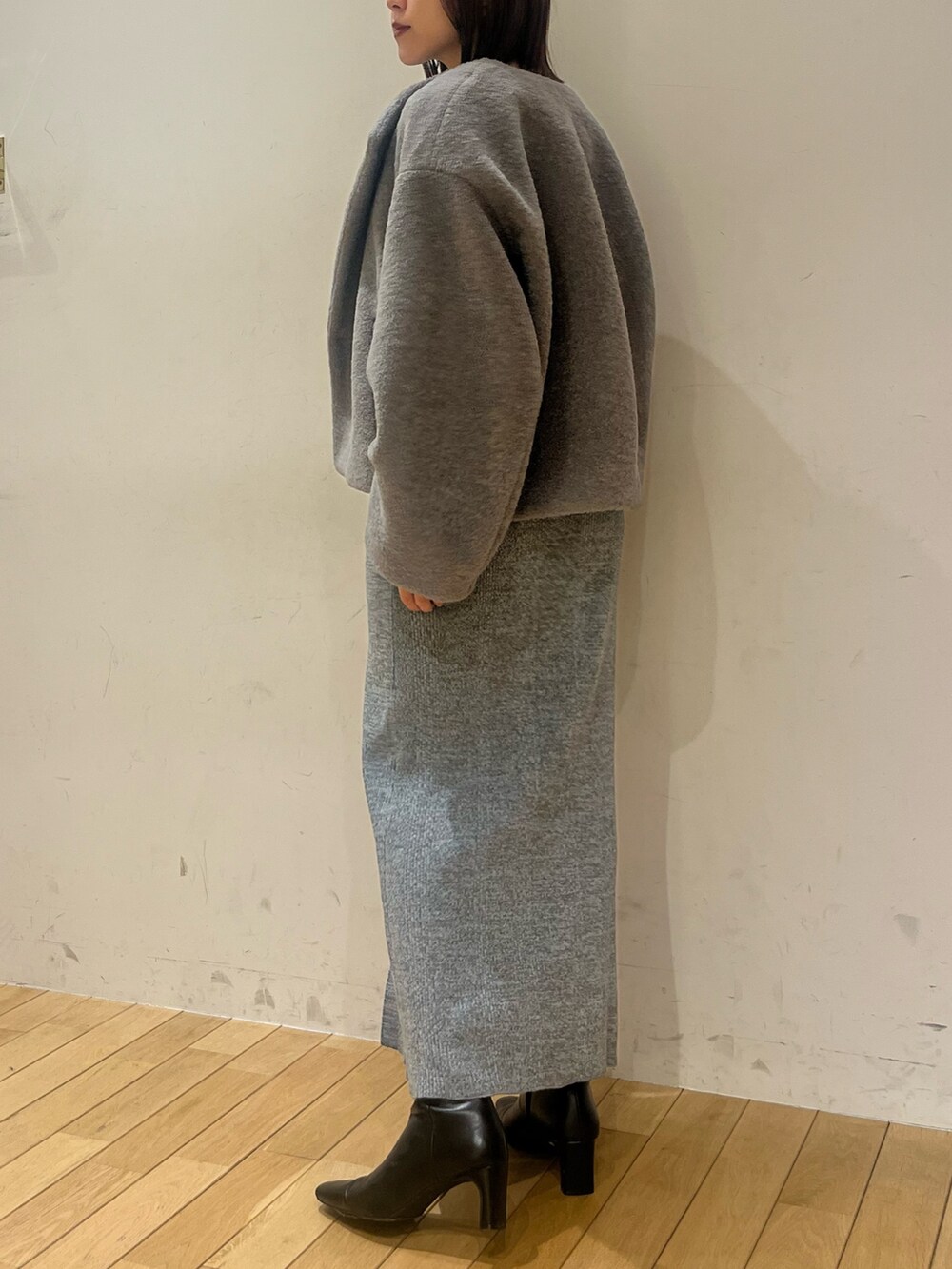 ブルー系のワンピース、グレー系のブルゾンを着用したレディースの冬コーディネートの3枚目の写真