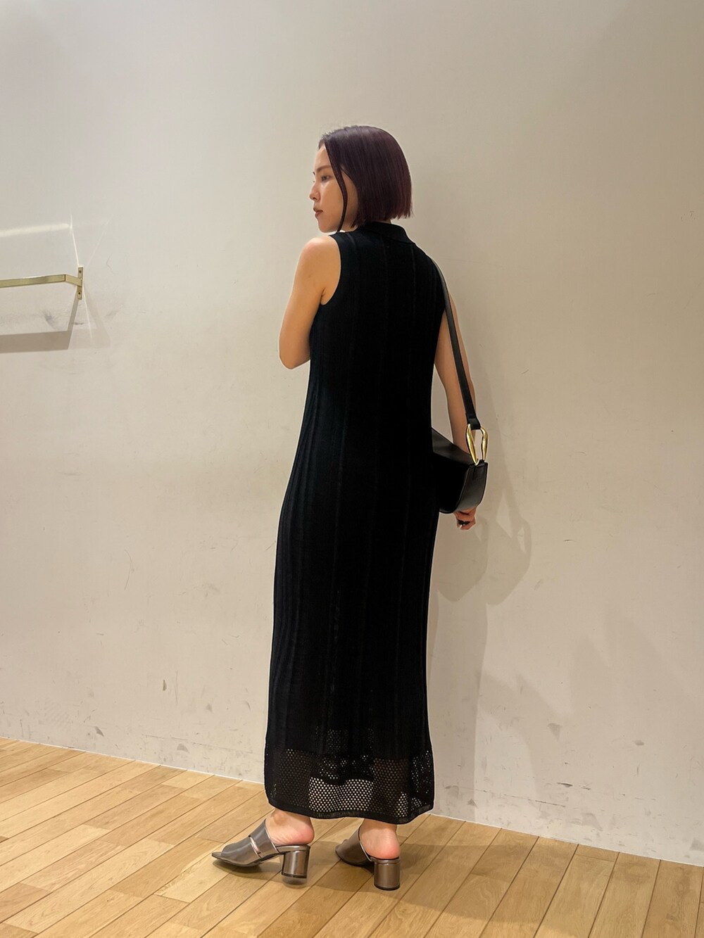 その他のサンダル、ブラック系のショルダーバッグ、ブラック系のワンピースを着用したレディースの夏コーディネートの3枚目の写真