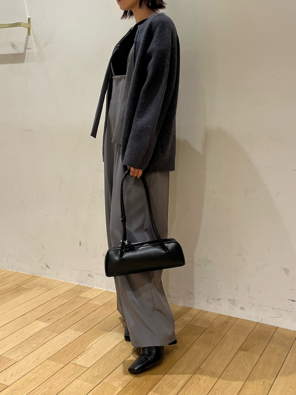 グレー系のその他パンツ、ブラック系のショルダーバッグ、ブラック系のTシャツ/カットソーを着用したレディースの秋コーディネートの2枚目の写真