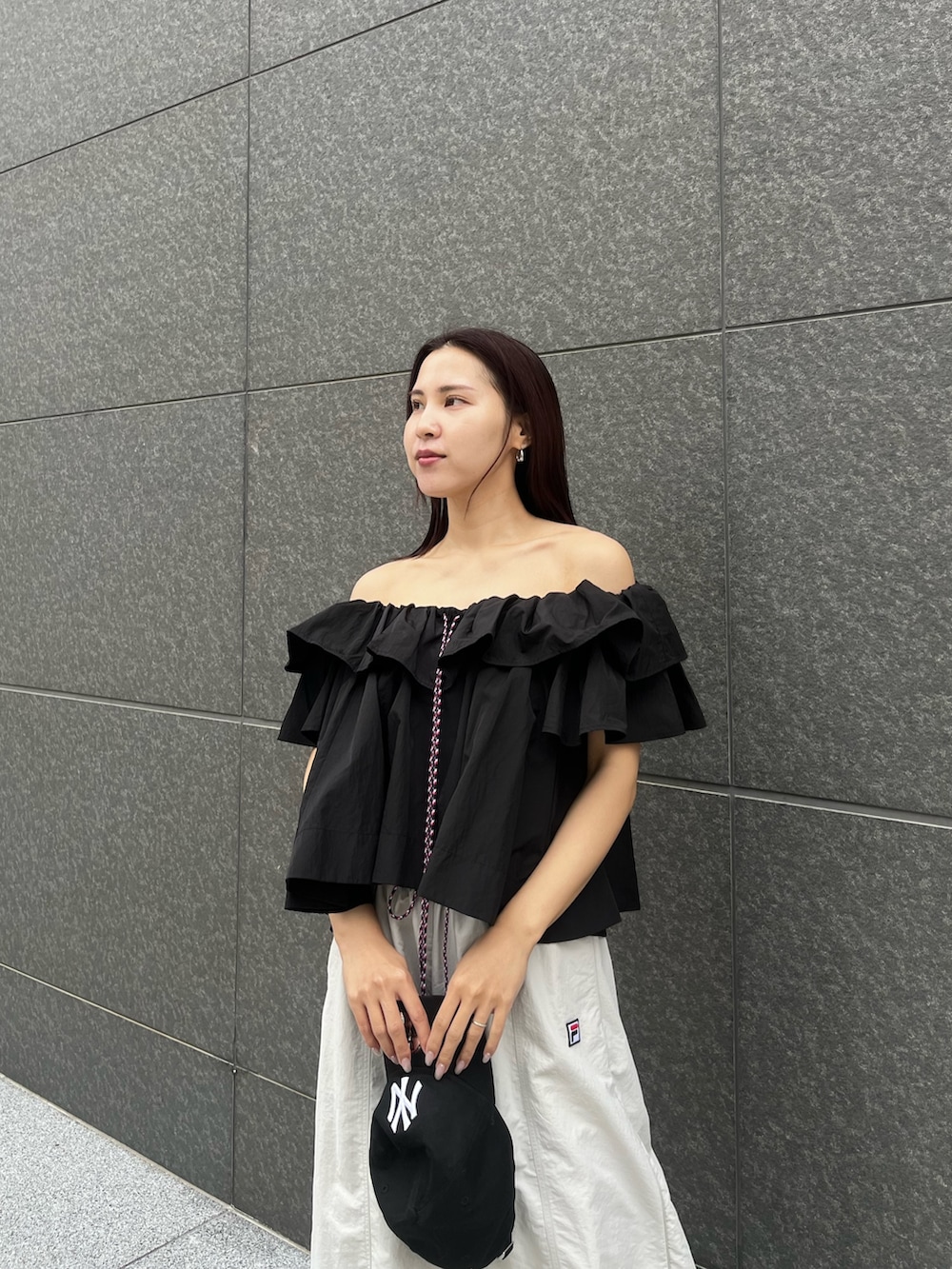 ブラック系のシャツ/ブラウス、ベージュ系のその他パンツを着用したレディースの冬コーディネートの8枚目の写真