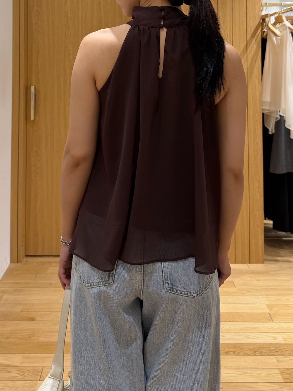 ブルー系のデニムパンツ、ブラウン系のシャツ/ブラウス、ブラウン系のサンダルを着用したレディースの夏コーディネートの6枚目の写真