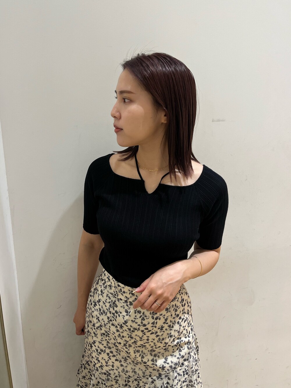 シルバー系のサンダル、ホワイト系のスカート、ブラック系のニット/セーターを着用したレディースの春コーディネートの4枚目の写真