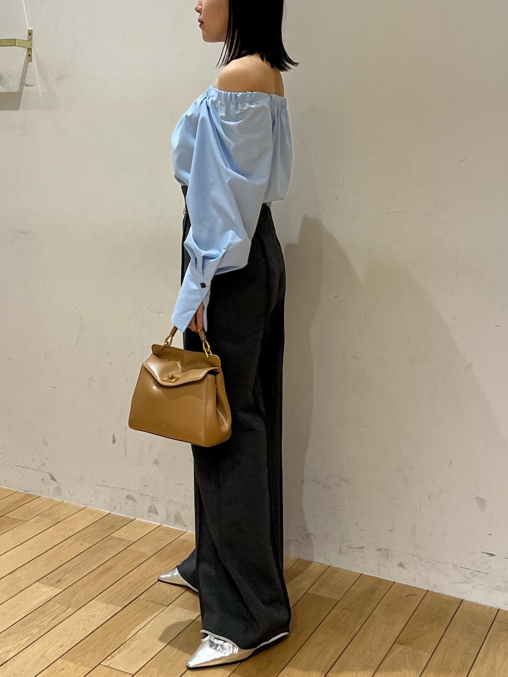 グレー系のスウェットパンツ、ブルー系のシャツ/ブラウス、ブラウン系のハンドバッグを着用したレディースの春コーディネートの5枚目の写真