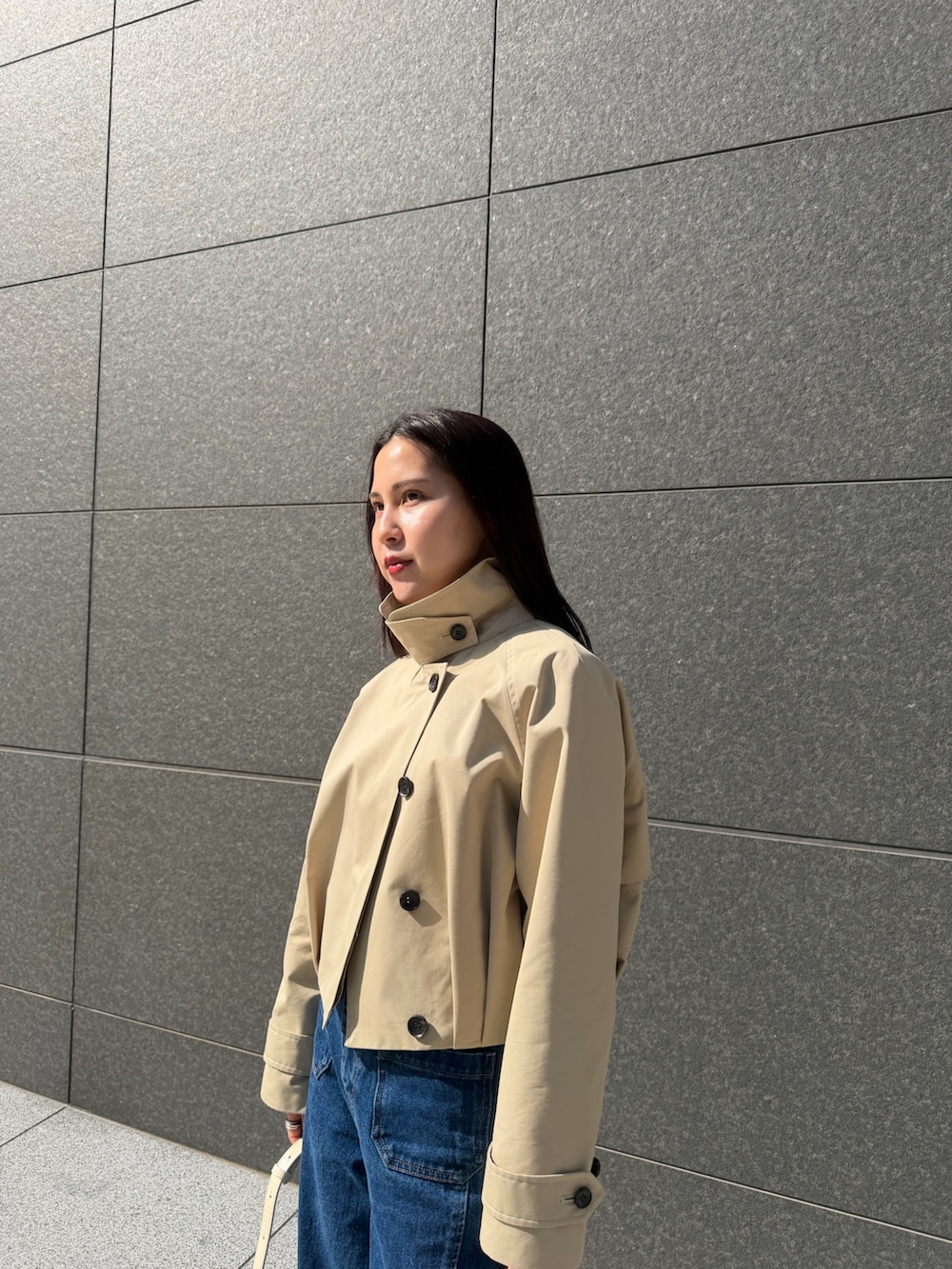 グリーン系のシャツ/ブラウス、ベージュ系のブルゾン、ブルー系のデニムパンツを着用したレディースの春コーディネートの9枚目の写真