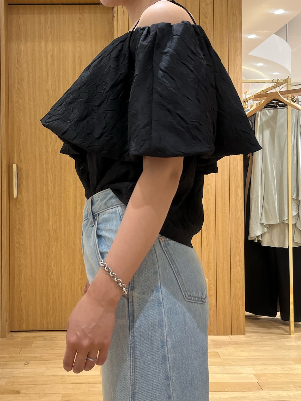 ブルー系のデニムパンツ、ブラック系のシャツ/ブラウスを着用したレディースの夏コーディネートの5枚目の写真