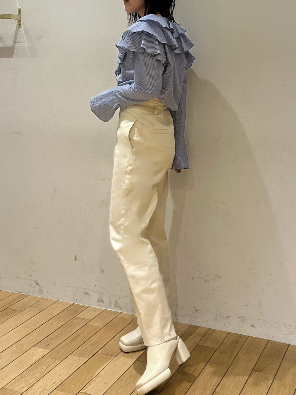 ホワイト系のその他パンツ、その他のシャツ/ブラウス、ホワイト系のサンダルを着用したレディースの春コーディネートの2枚目の写真