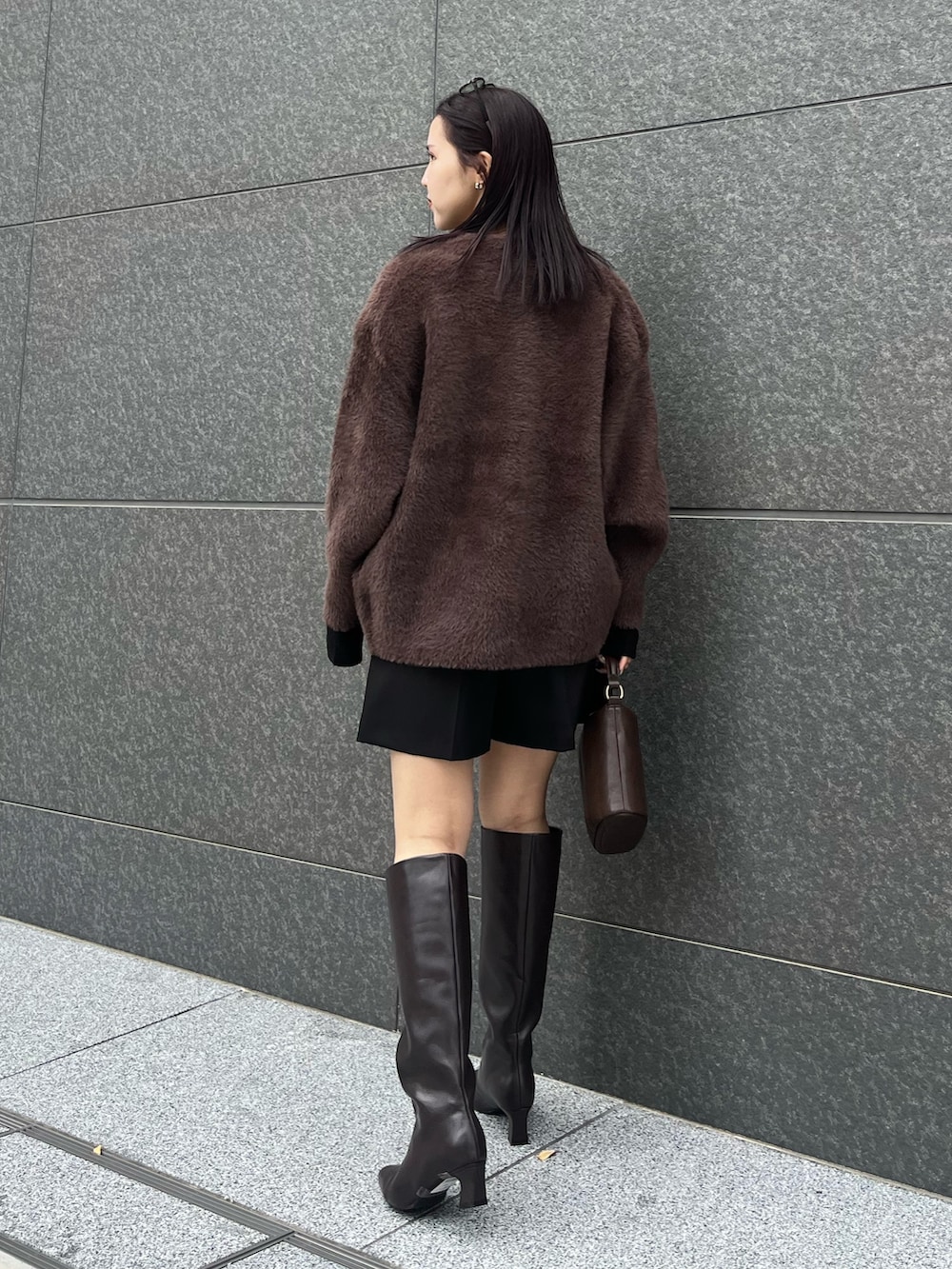 ブラック系のその他パンツ、ブラウン系のカーディガン/ボレロ、ブラック系のニット/セーターを着用したレディースの秋コーディネートの3枚目の写真